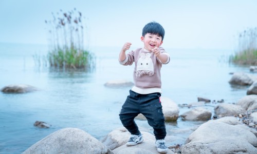 三岁多的小孩脸上长的有小黑痣有什么好办法呢-三岁多的小孩脸上长的有小黑痣有什么好办法呢专区_三岁孩子长痣怎么办专区_三岁宝宝怎么长黑痣网